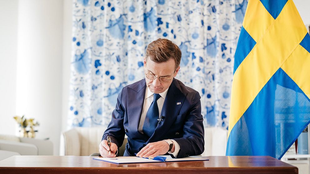 Ulf Kristersson signerade Sveriges anslutningsinstrument till Nordatlantiska Fördragsorganisationen Signeringen skedde på Sveriges ambassad i Washington.