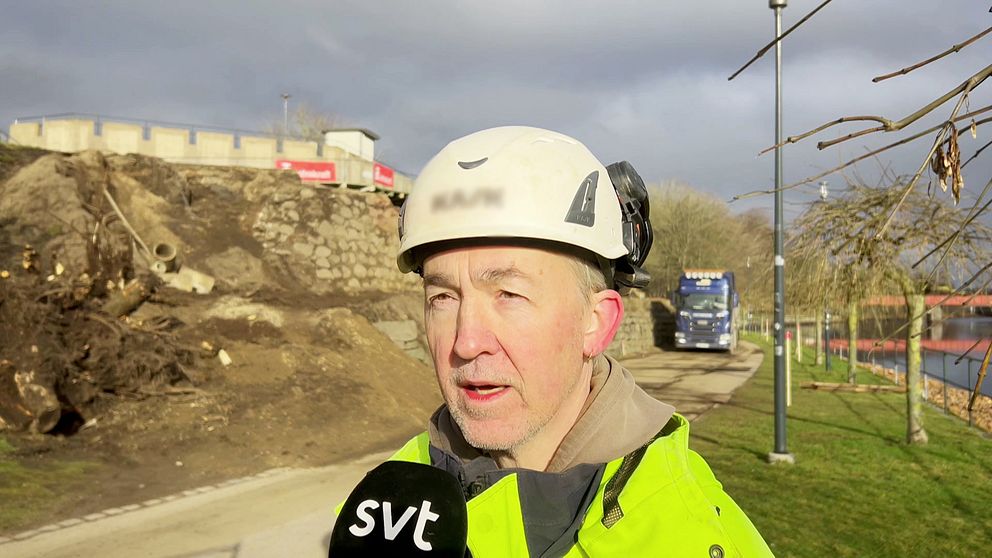 En arkeolog i arbetskläder och hjälm intervjuas av SVT vid bastionen i Halmstad där de hittat ett dolt kanonrum. Bakom personen syns en lastbil och en jordhög, samt en delvis molnig himmel.