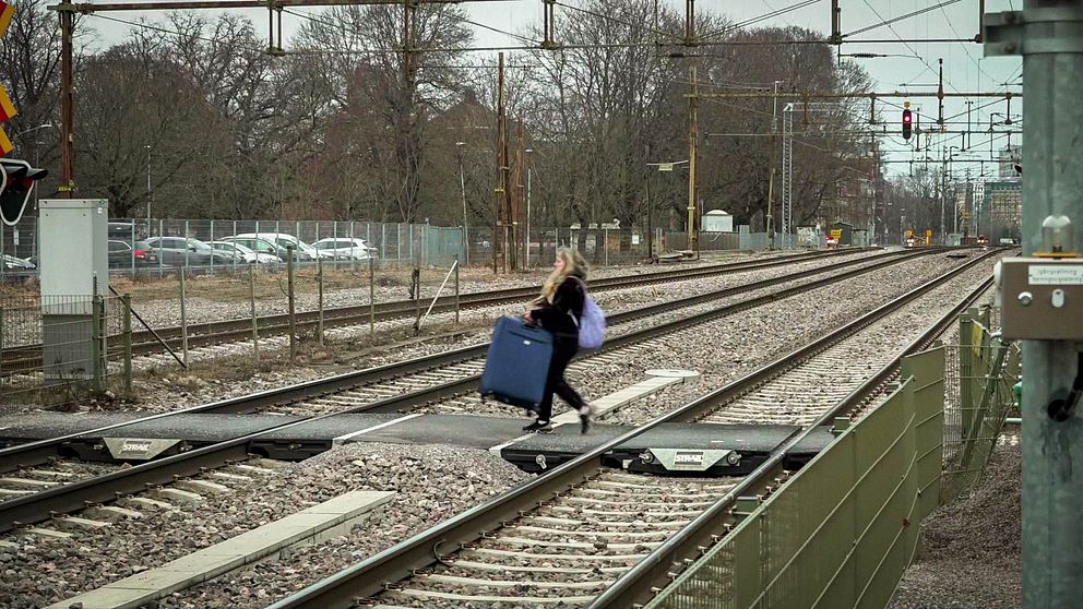 En kvinna med tung resväska korsar spåren vid stationen Örebro södra där tre personer miste livet i en olycka på onsdagskvällen
