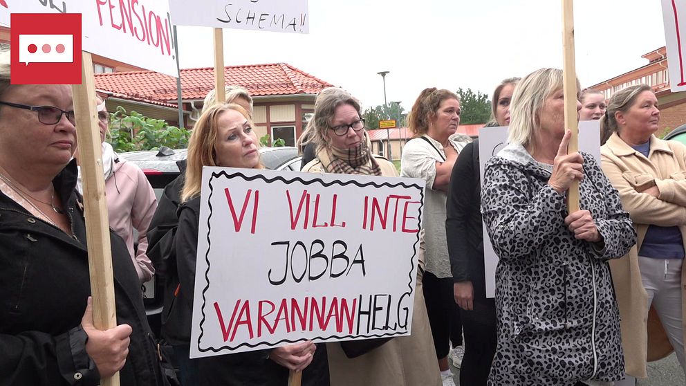 Flera kvinnor står med plakat i händerna. På plakatet i bild står det ”vi vill inte jobba varannan helg”.