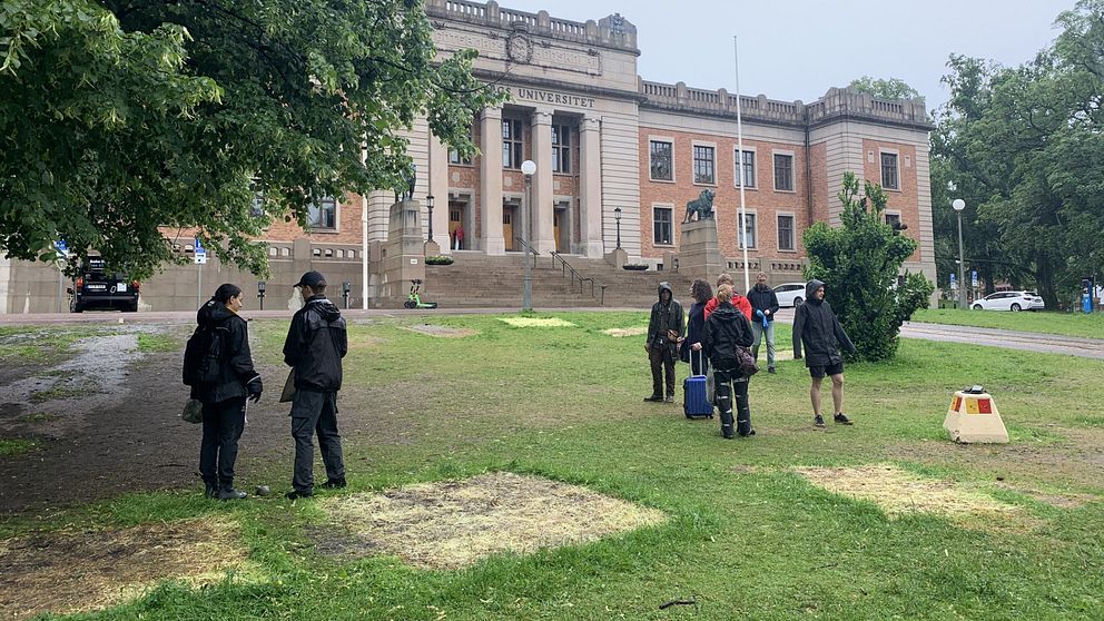 Gräsmattan utanför Göteborgs universitet har märken efter att tält har varit uppsatta där.