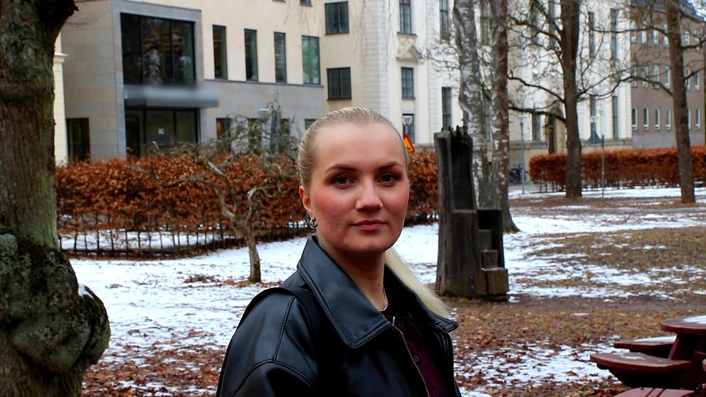 Ellen Cavallin, en ung kvinna,  tittar in i kameran utanför engelska parken i Uppsala.