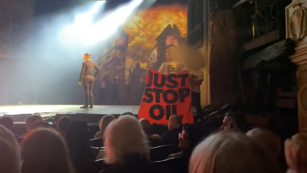 Klimataktivister stormade uppsättningen av Les misérables på West end i London.