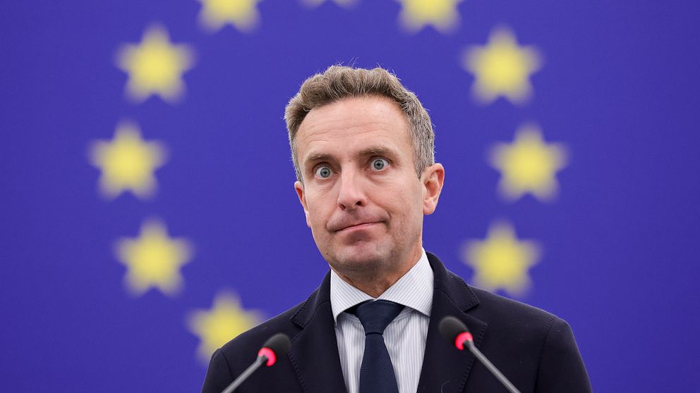 Tomas Tobé i kostym med EU-flagga som bakgrund.