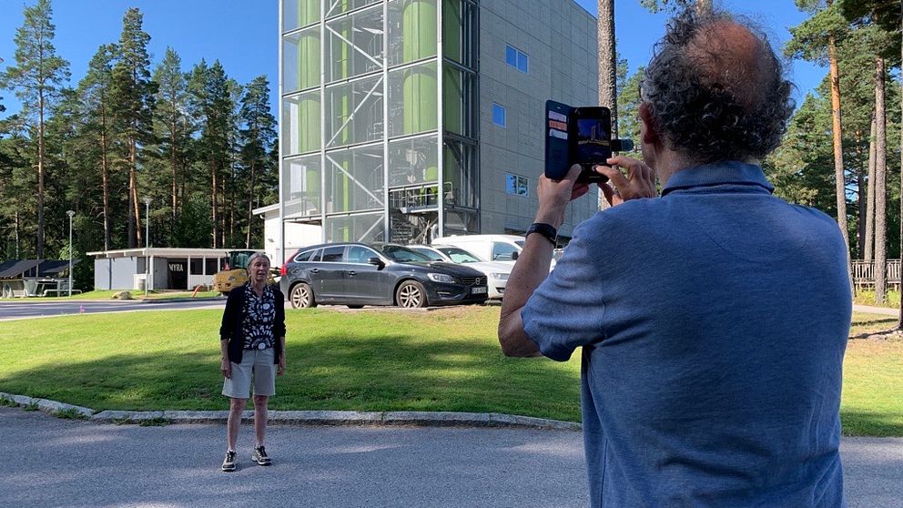 Man som tar bild på en kvinna med en mobil