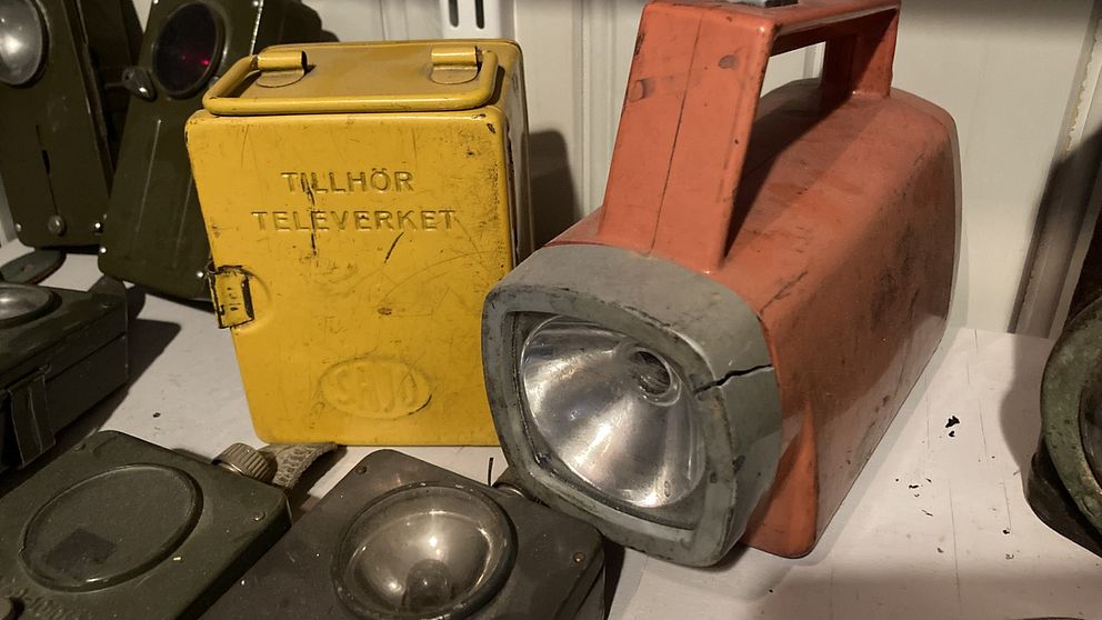 Några gamla televerkslampor finns i samlingen.