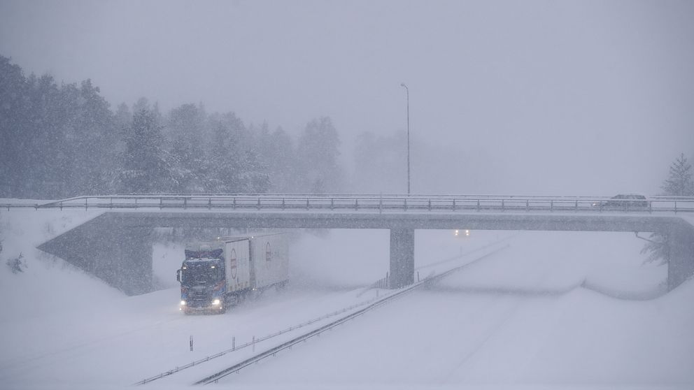 Kraftigt snöfall kan orsaka trafikproblem: ”Dålig sikt” | SVT Nyheter