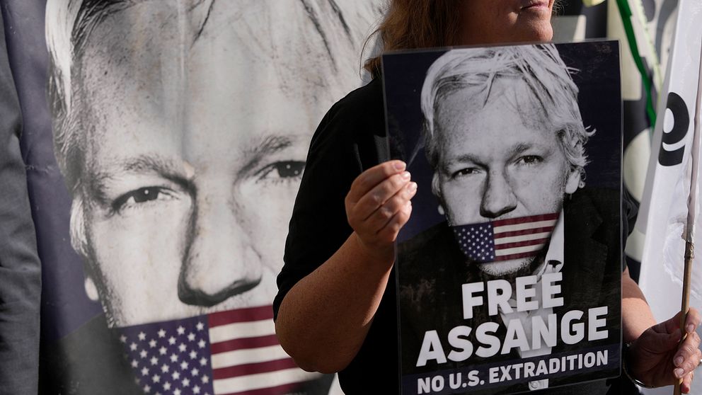 Kvinna med skylt om att frige Assange.