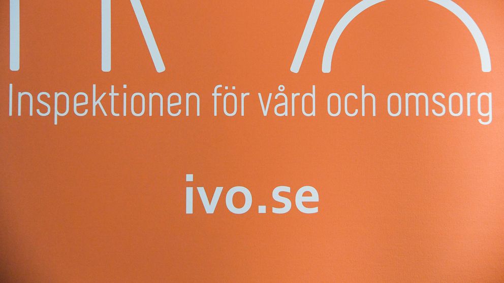 Logotyp för Inspektionen för vård och omsorg (IVO) på en orange bakgrund med texten ”Inspektionen för vård och omsorg” och webbadressen ”ivo.se”.