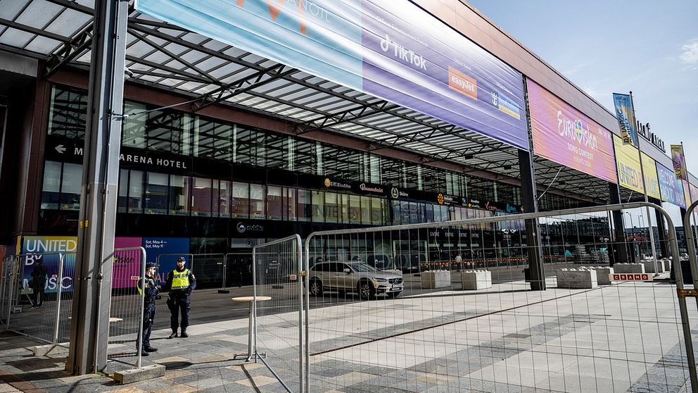 Malmö arena, med poliser i förgrunden.