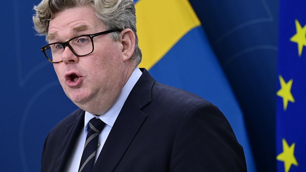 Trots kritiken – straffåldern sänks till 13 år | SVT Nyheter