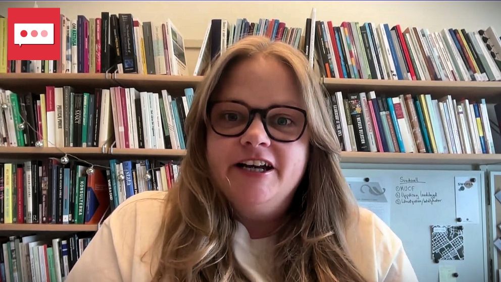 Statsvetaren Louise Skoog sitter på sitt arbetsrum på Umeå universitet. Bakom hennes syns en bokhylla full av böcker.