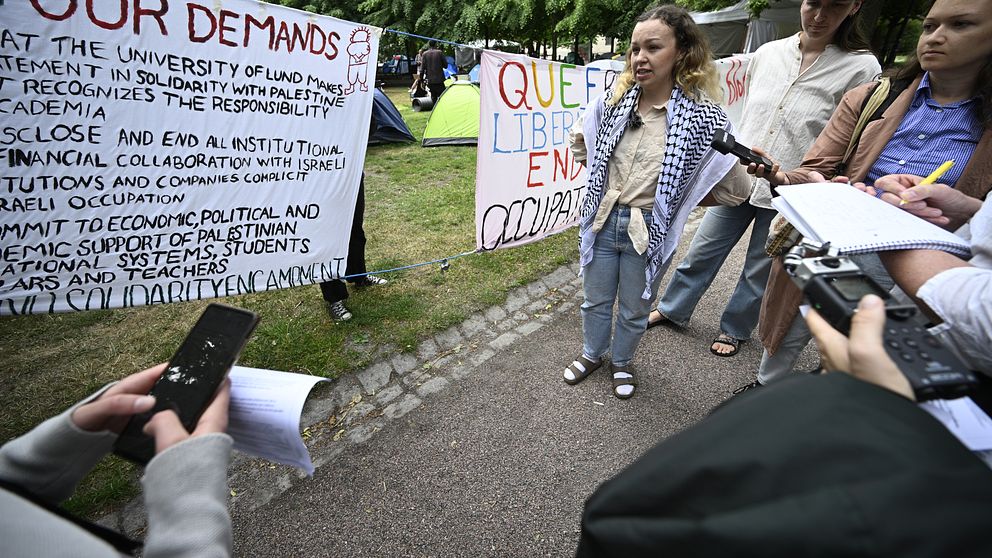 Demonstranter i Lundagård med plakat.