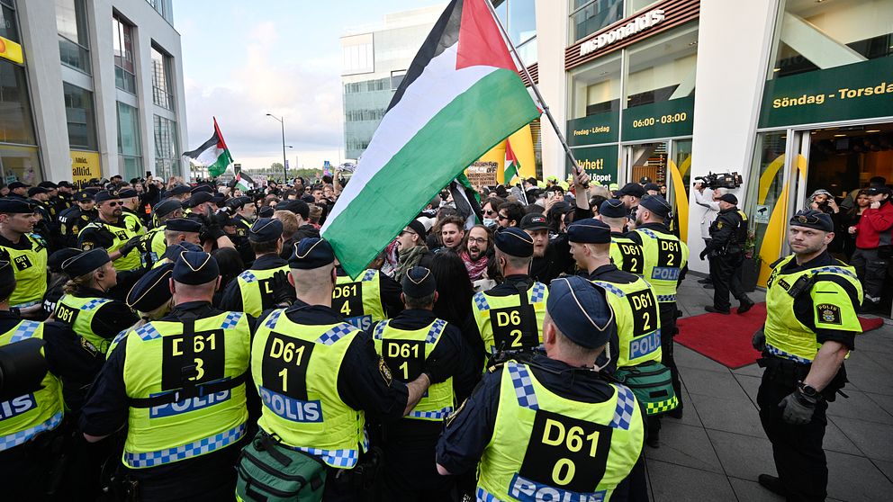 Massor av poliser utanför arenan i Malmö.