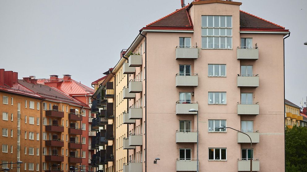Ett lägenhetshus med balkonger på hörnet.
