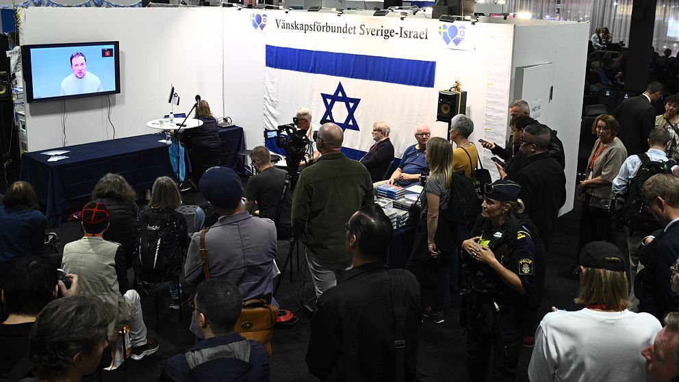 Röd färg mot Israel-monter på Bokmässan | SVT Nyheter