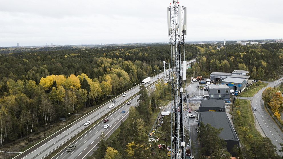 Telefonmast vid motorvägen E18.