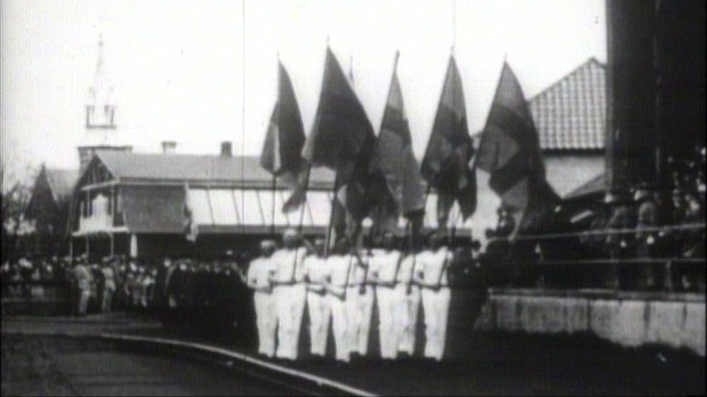 Marsch med fanor vid invigning av Strömvallen 3 juni 1923