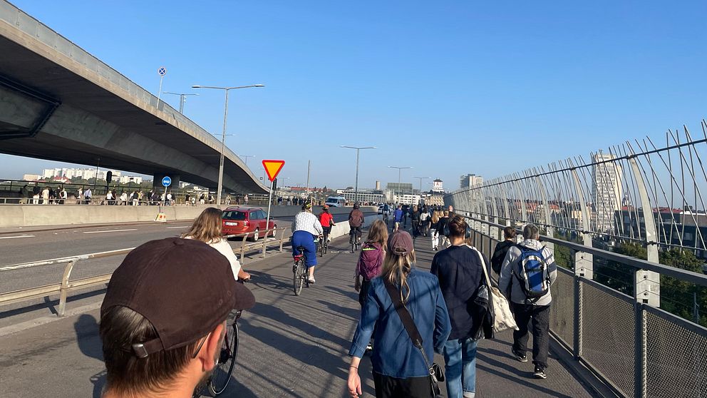 Personer går över Skanstullbron