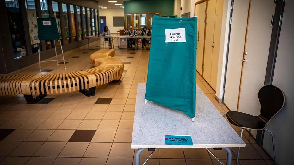 EU-val – tom vallokal i skugga.