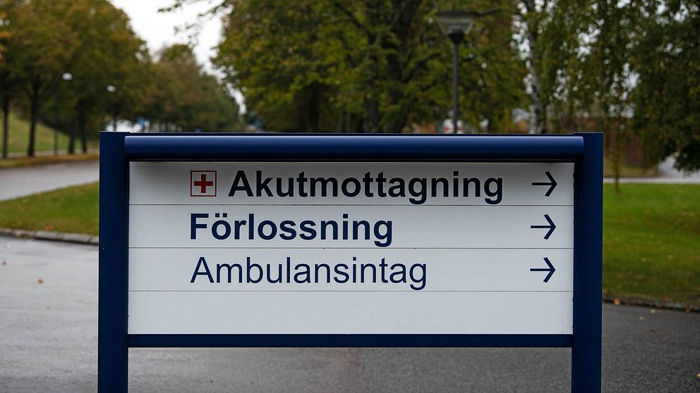 En skylt som pekar åt vilket håll Akutmottagning, Förlossning och Ambulansintag ligger.