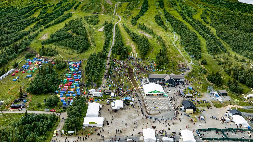Drönarbild som visar några alpina nedfarter under sommaren då O-ringen, världens största orienteringsevenemang pågår.