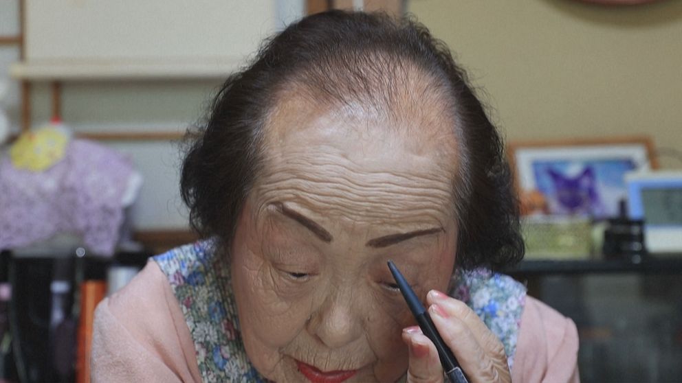 När Tomoko Horino började jobba inom skönhetsindustrin i 1960-talets Japan skrattade grannarna, men vid 100 års ålder är det hon som fått det sista skrattet. Hon har valts in i Guinness rekordbok – som världens äldsta skönhetsrådgivare.