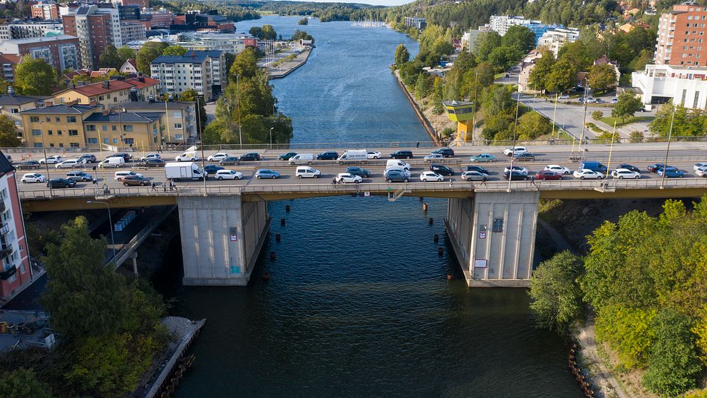 Bilar i kö på Mälarbron över vattendrag i Södertälje.