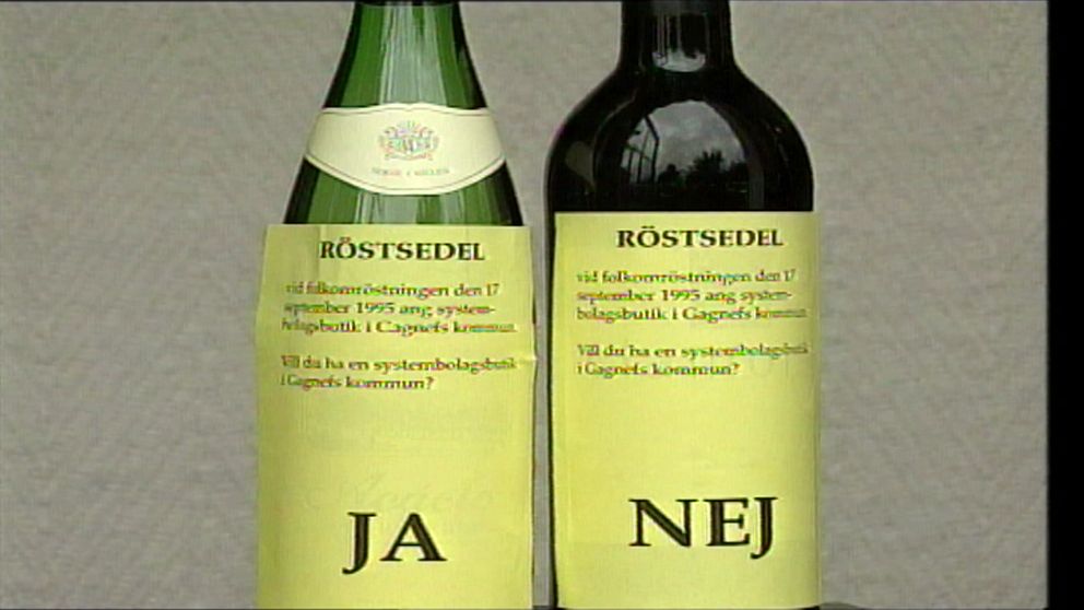 Två röstsedlar, en för ja och en för nej, sitter uppklistrade på varsin vinflaska.