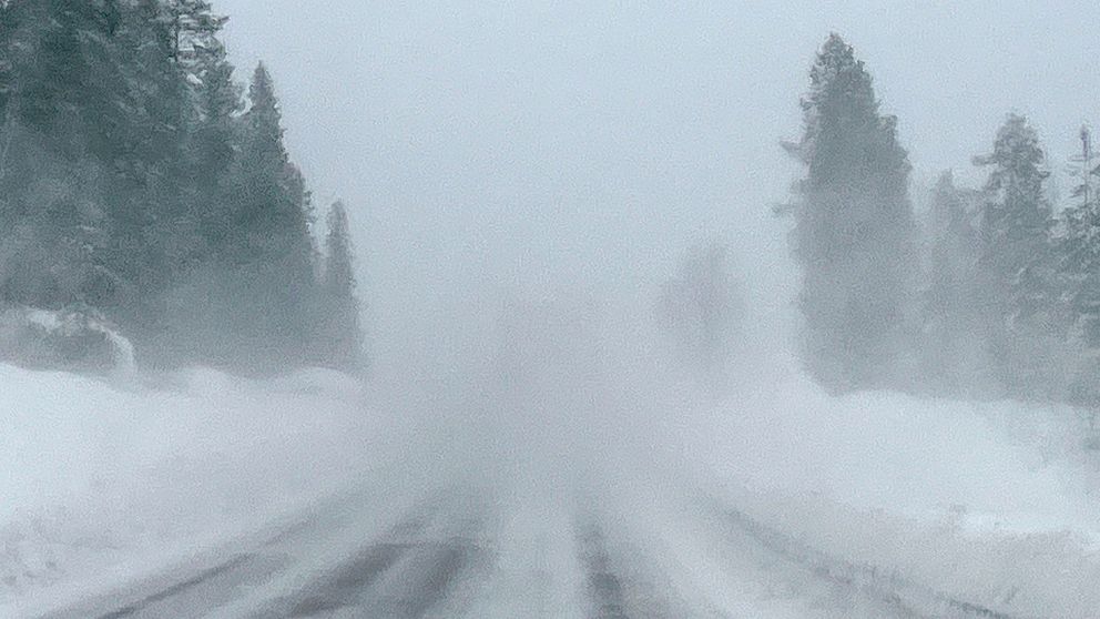 Bild på snö och besvärligt väglag