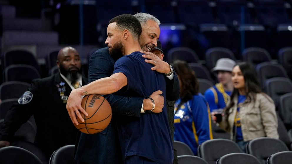 Dell Curry kramar om sonen Stephen i San Francisco i morse.