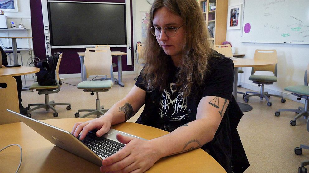 Hampus Nord, elev på Kristinehamns folkhögskola, sitter med sin dator.