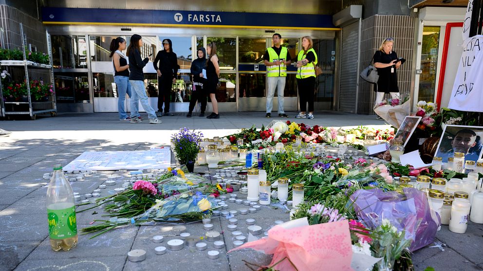 Blommor vid minnesplats efter dödskjutningen vid Farsta centrum i juni 2023.