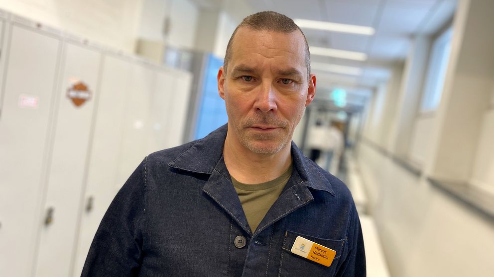 Tunaskolans rektor Marcus Hedström står i en skolkorridor.