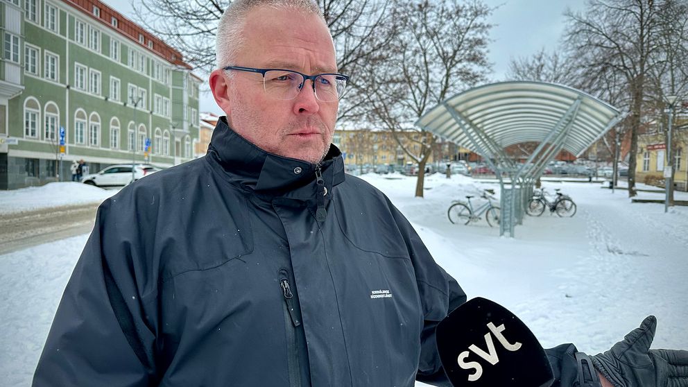 Anders Zetterlund, stabschef vid krissituationer i Hudiksvalls kommun, står utanför kommunhuset.