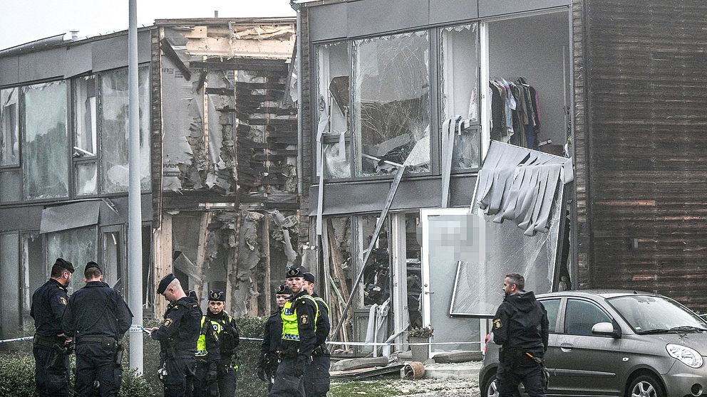 En kraftig explosion inträffade tidigt på torsdagsmorgonen i Fullerö vid Storvreta utanför Uppsala. En kvinna i 25-årsåldern har dött i samband med händelsen.