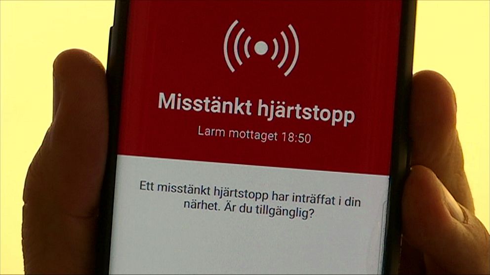 Den som är utbildad i hjärt-lungräddning (HLR) kan registrera sig till att bli så kallad sms-livräddare i mobilen.