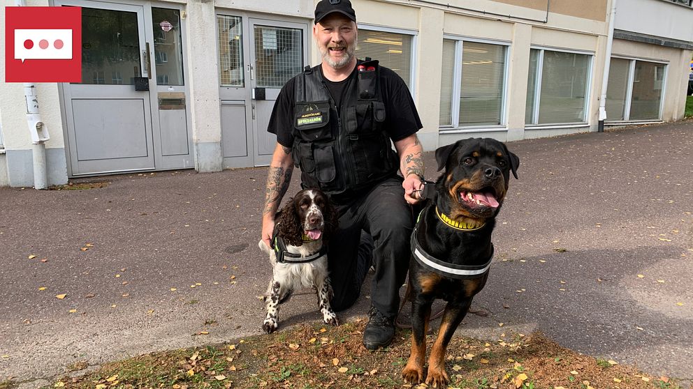 Anders Danielsson sitter med sina hundar Stök och Tuffe som kan söka efter narkotika.