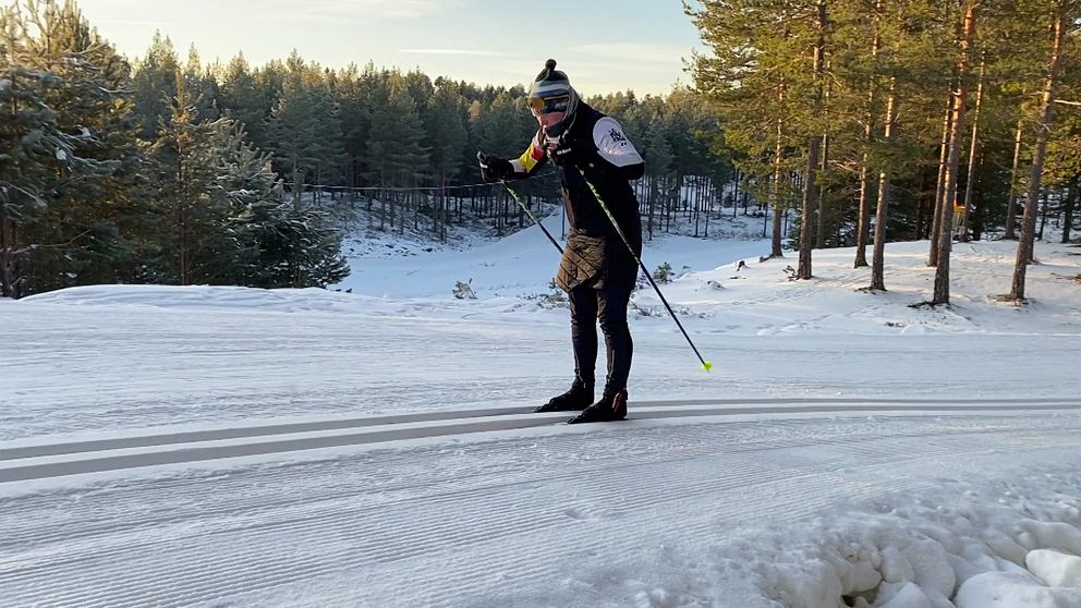 Tjej åker skidor