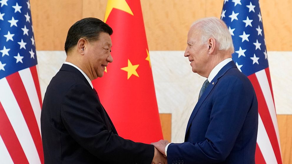 Xi Jinping tar i hand med Joe Biden under ett möte i Indonesien 2022.