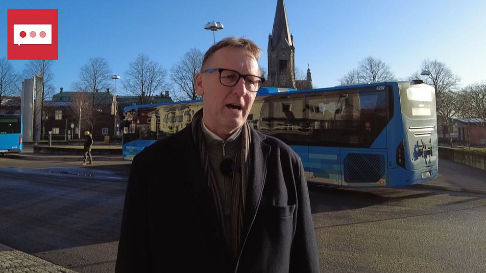 Peter Gyllander från Hallandstrafiken står framför en buss