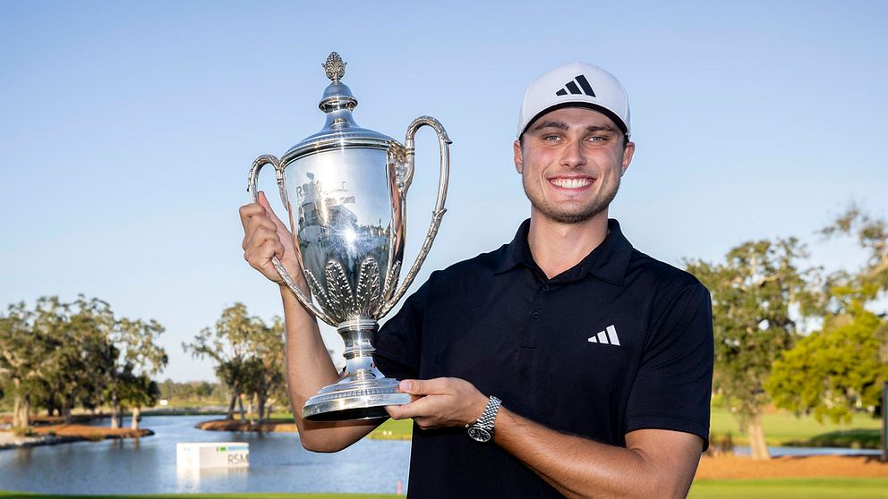 Ludvig Åberg med trofén efter första segern på PGA-touren