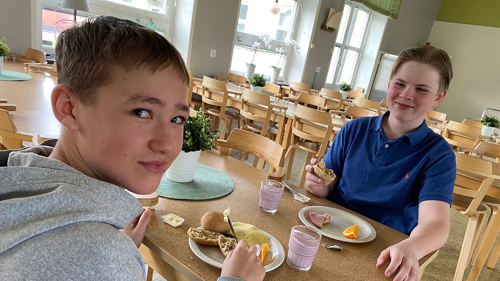 Två elever äter skolfrukost