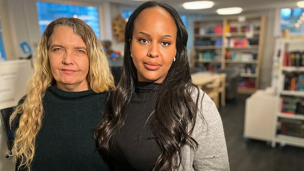 Lärarna Petra Andersson och Arsema Yohannes på Utmarksskolans skolbibliotek.