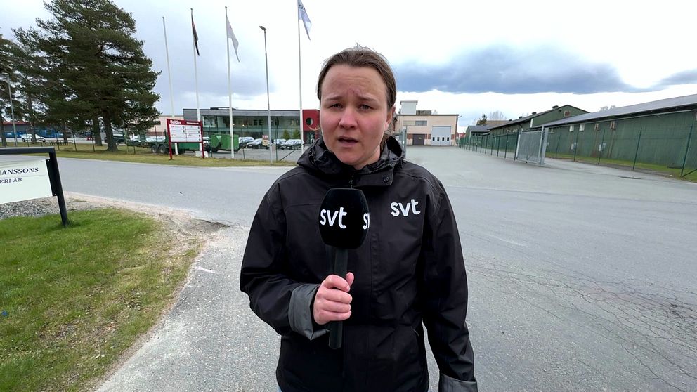 SVT reporter Ebba Eriksson har mörkt hår som är uppsatt, iklädd svart svt-jacka och står utanför Gärahovs huvudkontor