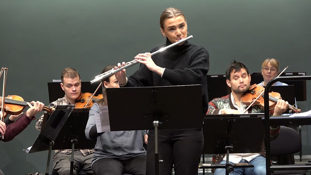 Dalasinfoniettan repar tillsammans med årets dalasolist vinnare Irma Appelgren, hon står framför orkestern och spelar tvärflöjt.