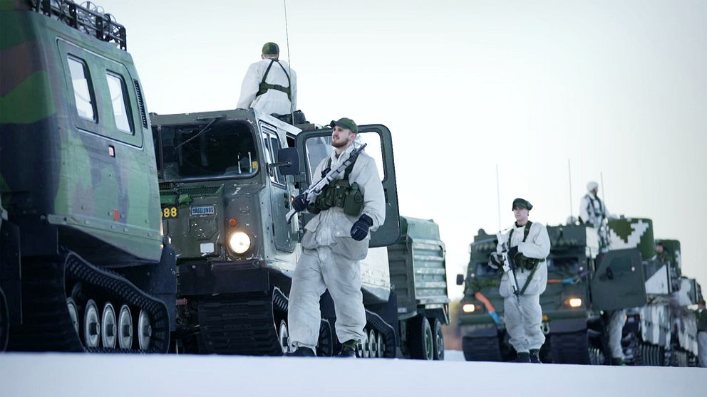 Militärer förbereder sig för att åka i väg med sina fordon.