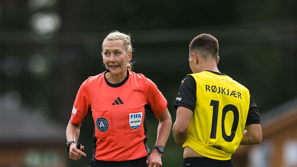Tess Olofsson blir första svenska kvinnliga domare att döma en internationell tävlingsmatch för herrar.