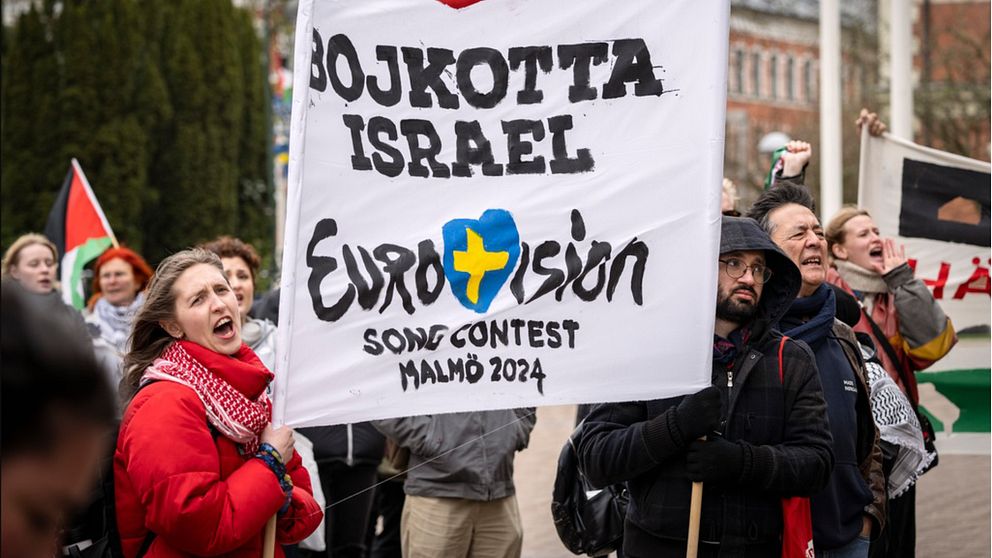 Demonstranter utanför Malmös stadshus som manar till bojkott av Israels deltagande i ESC