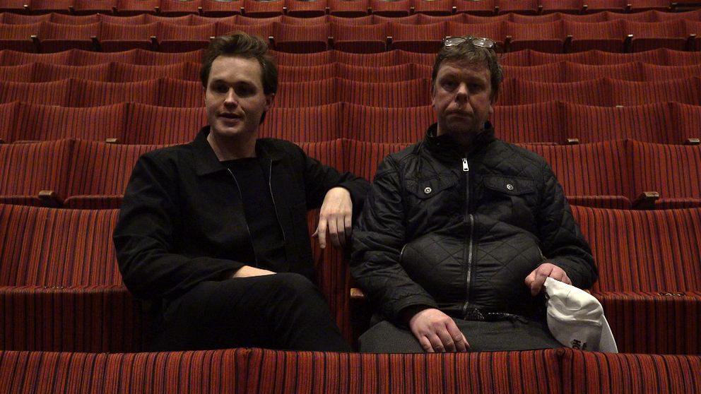 Joel Segerdahl och Christoffer Skåån sitter sida vid sida i en biosalong